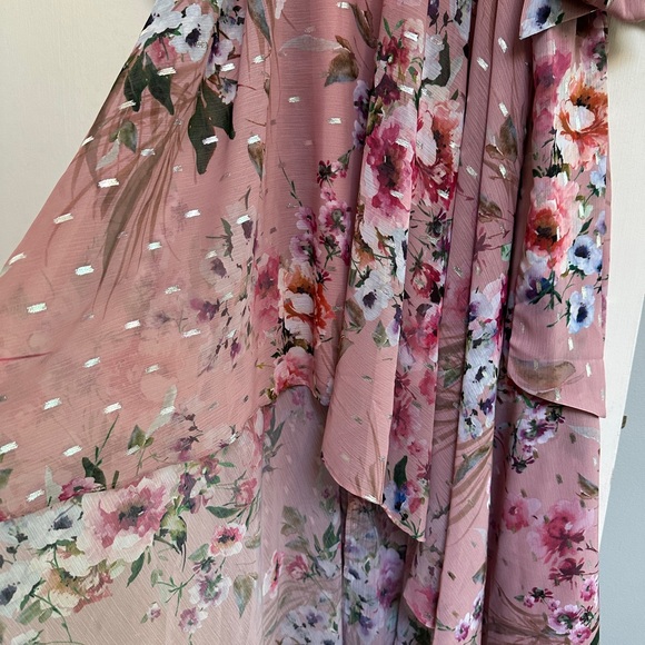 Eliza J
Floral Print Chiffon V-Neck, 3/4 Blouson Sheer Sleeve, High-Low Hem - Picture 4 of 8